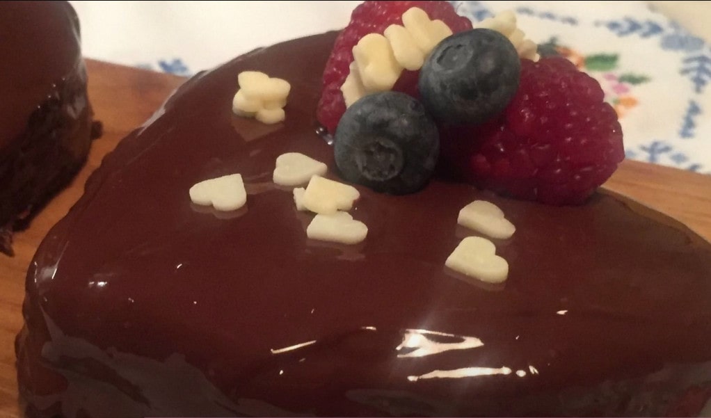 Cuore al cioccolato con mirtilli e lamponi