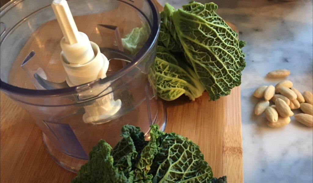 salsa verde alla verza vegan preparazione