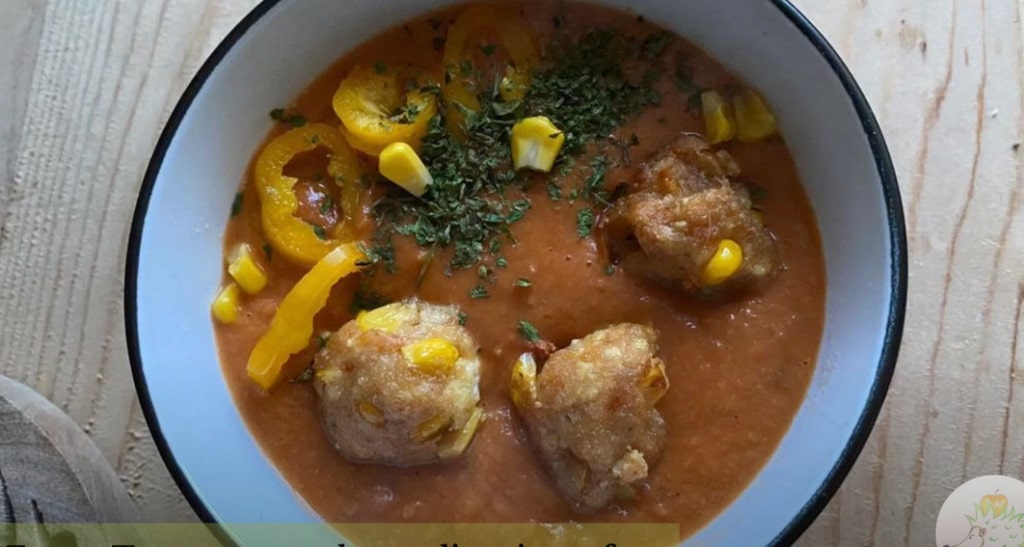 zuppa vegan con polpette di mais e tofu